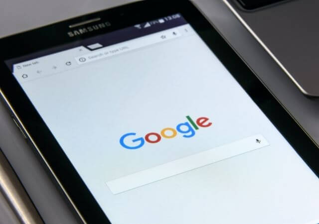 Google elimina la insignia AMP de los resultados de búsquedas móviles