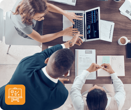 Equipo analizando datos y definiendo una estrategia digital