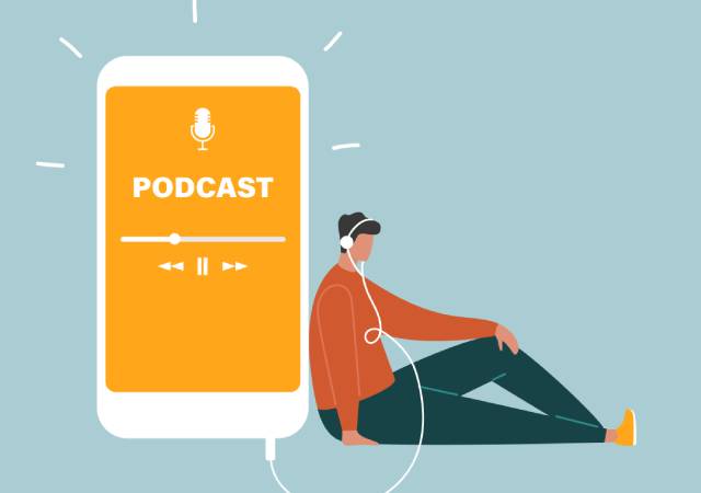 Persona escuchando un podcast