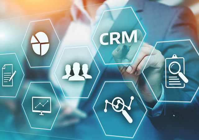 CRM_Slaesforce_Hubspot (1)