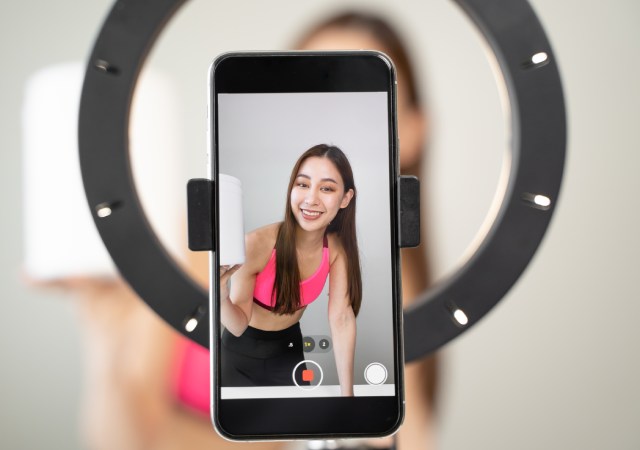 Influencer grabando contenido 