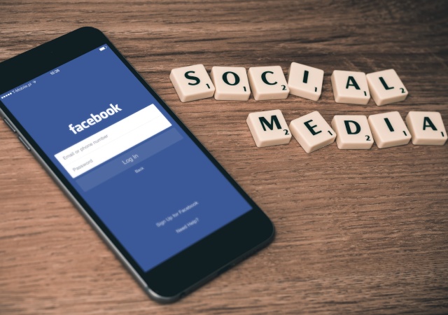 Facebook en pantalla móvil