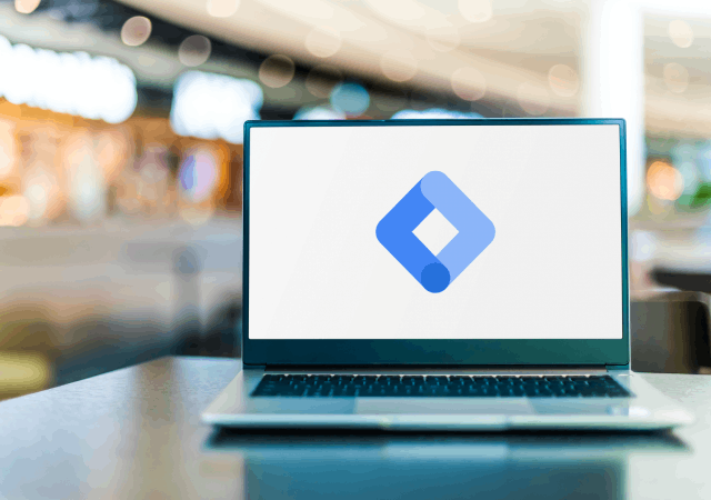 Ordenador con simbolo Google Tag Manager 