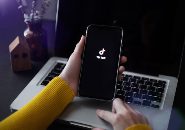 Móvil entrando en la aplicación de TikTok
