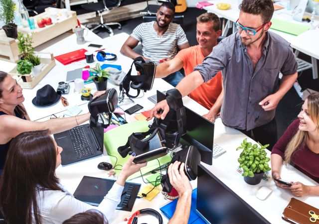 gente en la oficina aprendiendo sobre el metaverso