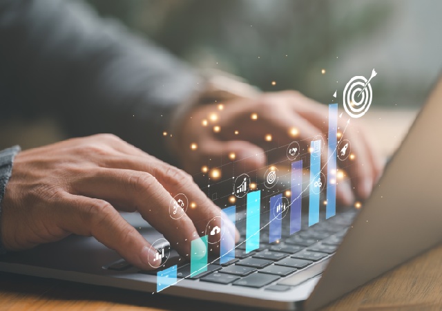 chico trabajando con una gráfica de HubSpot target accounts