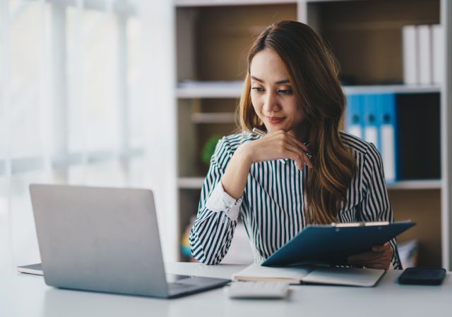 Chica creando audiencias y campañas personalizadas de Account-Based Marketing (ABM)