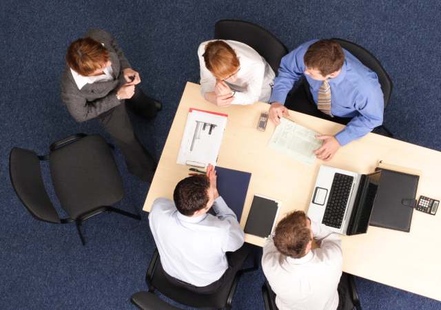 Equipo de trabajo teniendo una reunión en la oficina