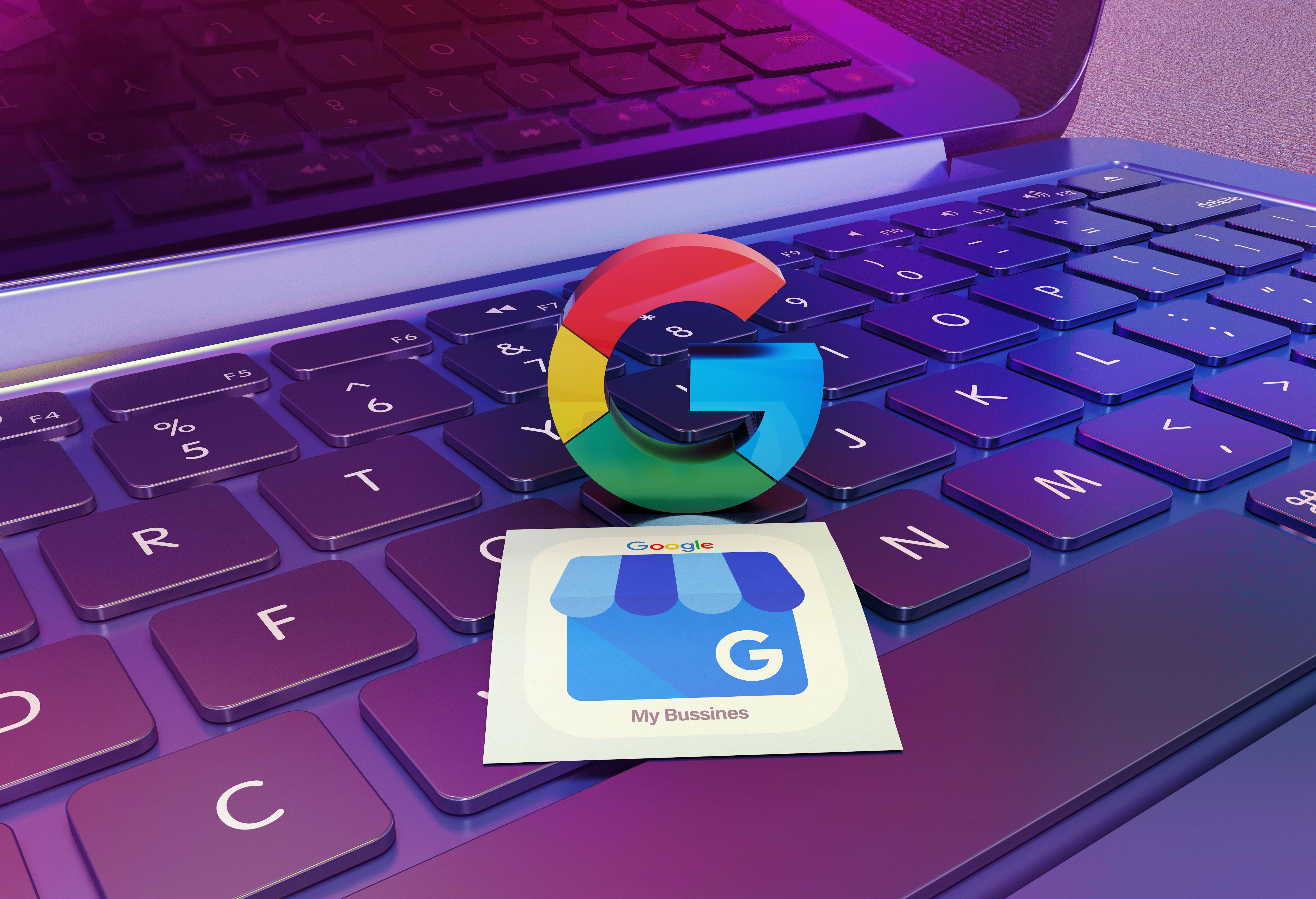 logos google y ficha google my business encima de un ordenador