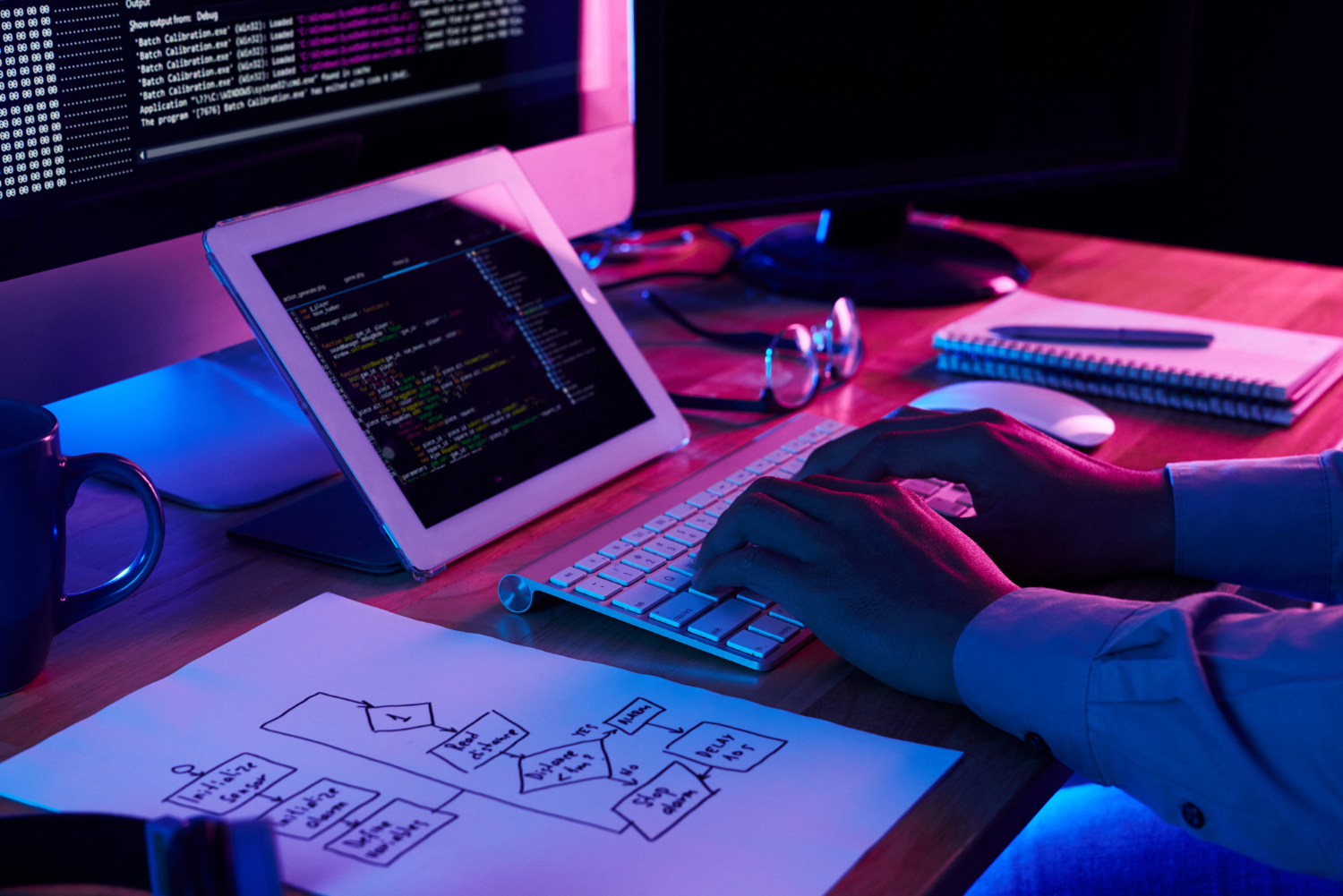 programador trabajando en las actualizaciones del algoritmo de google