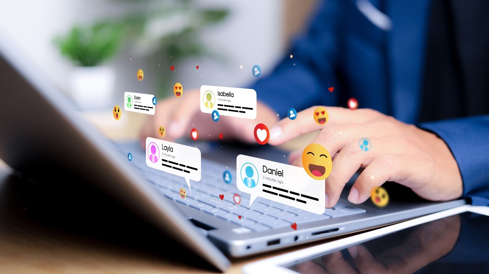 Persona gestionando redes sociales en su ordenador para generar leads