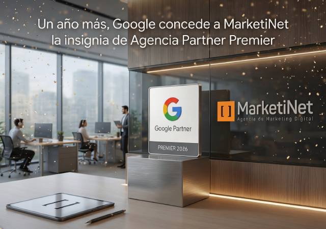 Placa de Google Partner Premier 2026 junto al logo de MarketiNet en un entorno de oficina profesional.
