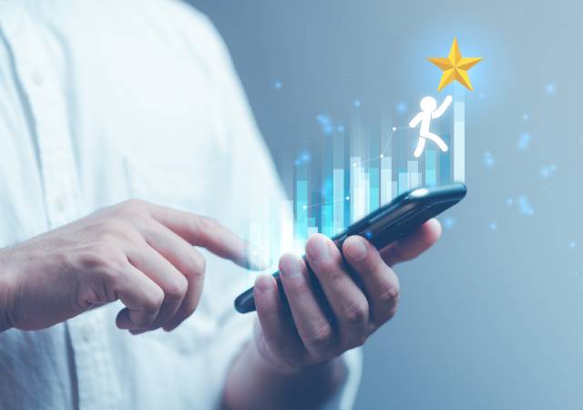 Ilustración del customer journey digital con un gráfico de crecimiento, una estrella dorada y un teléfono móvil que simbolizan la satisfacción del cliente y el éxito empresarial.
