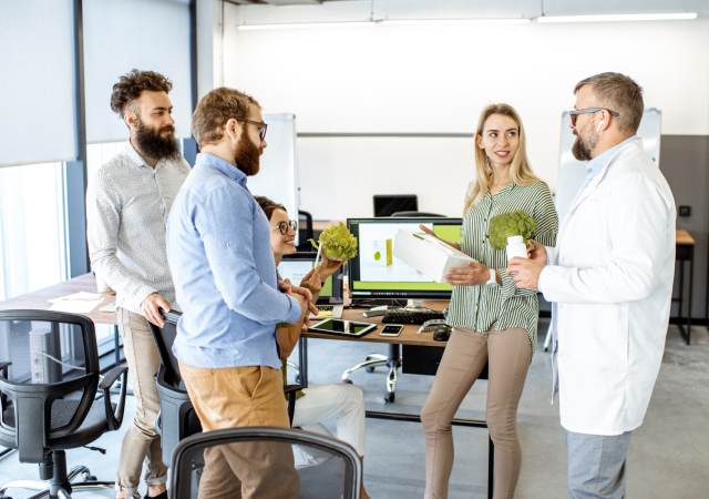 Equipo de profesionales reunidos en una oficina para planificar una estrategia de marketing de contenidos para el sector alimentario