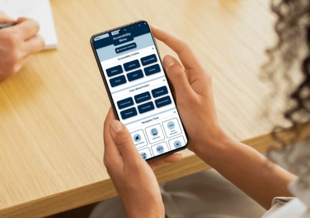Mujer utilizando un smartphone con el widget de accesibilidad de Lawwwing para personalizar las opciones de navegación web
